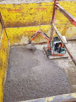 Baugrube mit Doppel Echgleischienen und Verbauplatten