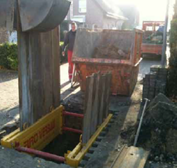 Kanaldiele KD 4 wird in ein Mini Dielenkammerelement eingebaut und auf Tiefe gebracht mittels Ausheben und drucken