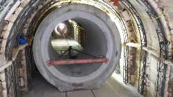 Rohr wird gezogen durch die Rohrzugmaschinen mittels den Zugbalken